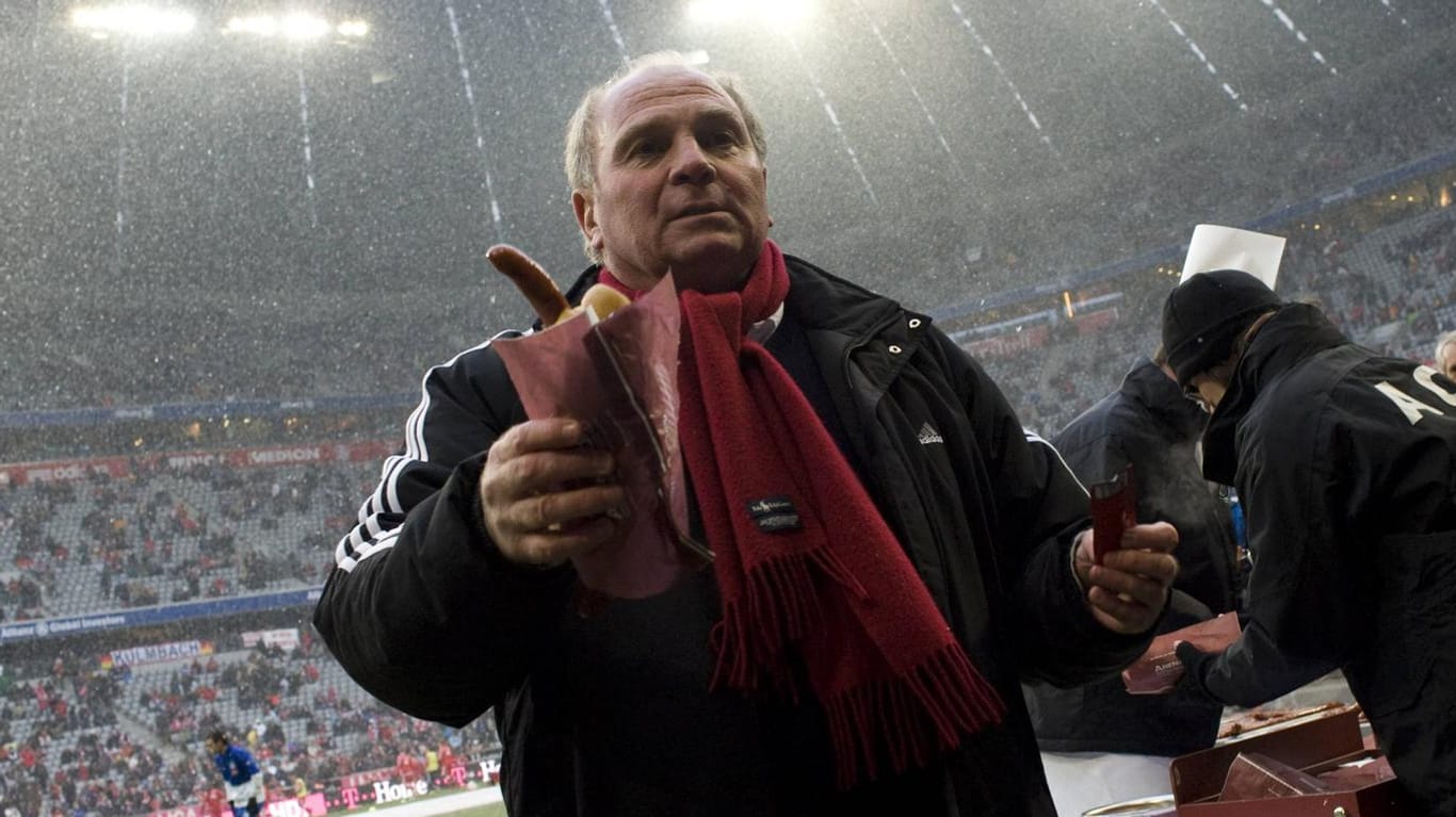 Im Jahr 2009: Nachdem er eine Wette verloren hatte, verteilte Uli Hoeneß im Stadion höchstpersönlich ein paar Würste.