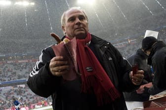 Im Jahr 2009: Nachdem er eine Wette verloren hatte, verteilte Uli Hoeneß im Stadion höchstpersönlich ein paar Würste.
