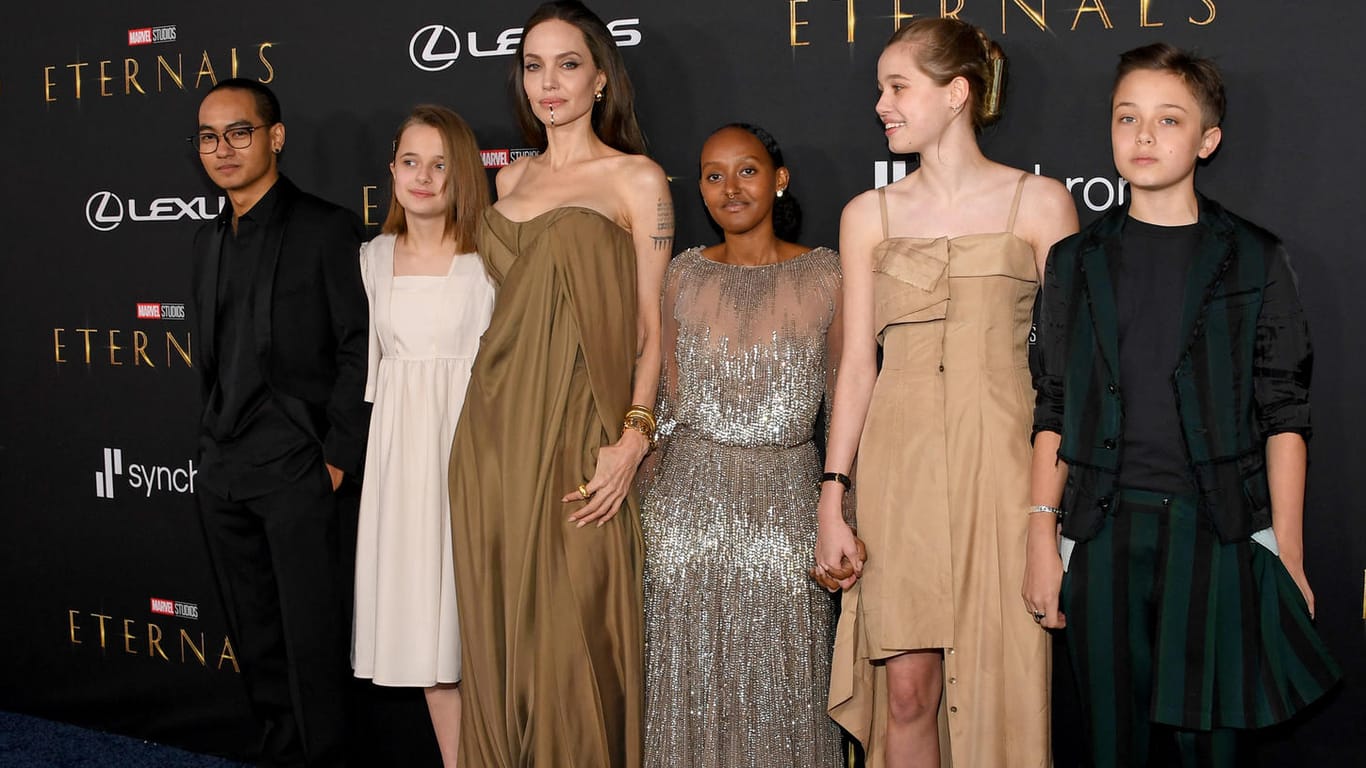 Angelina Jolie mit Maddox und Vivienne (l.) sowie Zahara, Shiloh und Knox bei der "Eternals"-Premiere