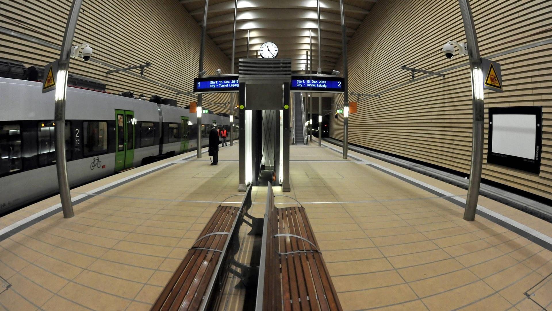 Die S-Bahnstation Markt in Leipzig (Archivbild): Hier stieg der Täter in die S3 Richtung Wurzen. Die S-Bahnstation Markt in Leipzig (Archivbild): Hier stieg der Täter in die S3 Richtung Wurzen.
