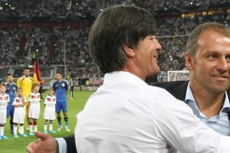 Jogi Löw und Hansi Flick (r.): Der frühere Bundestrainer spricht erstmals über seinen Nachfolger.