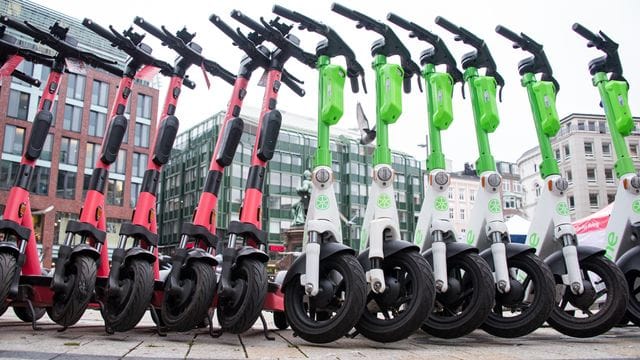 Geparkte E-Scooter (Symbolbild): In Düsseldorf soll die Nutzung der Fahrgeräte drastisch reduziert werden. Geparkte E-Scooter (Symbolbild): In Düsseldorf soll die Nutzung der Fahrgeräte drastisch reduziert werden.