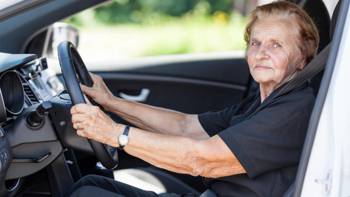 Fahrer-TÜV: Viele befürworten eine regelmäßige Überprüfung der Fahrtauglichkeit für Senioren.