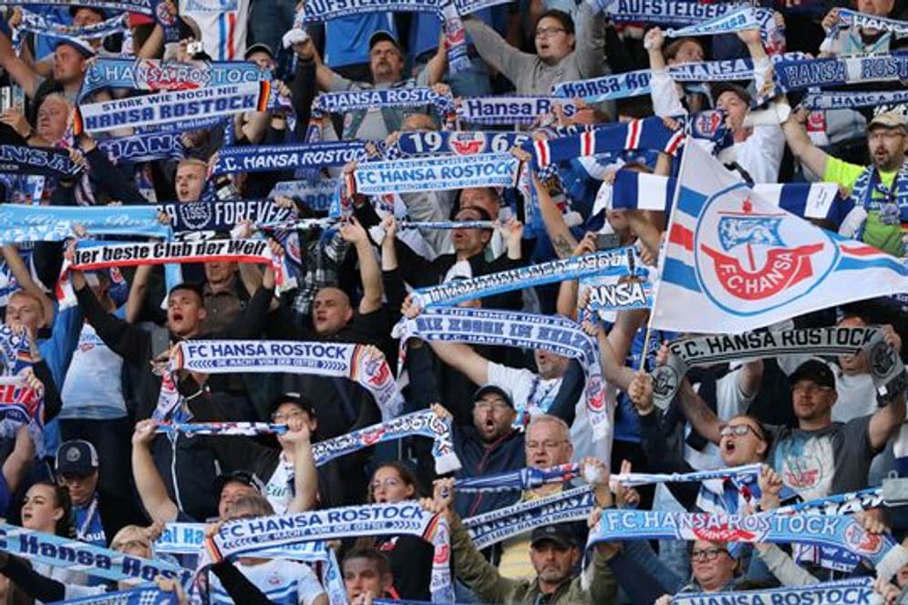 Der DFB-Kontrollausschuss ermittelt gegen Hansa Rostock.