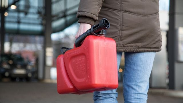 Stille Reserve: Kleine Mengen Benzin oder Diesel im Auto reichen in der Regel aus.