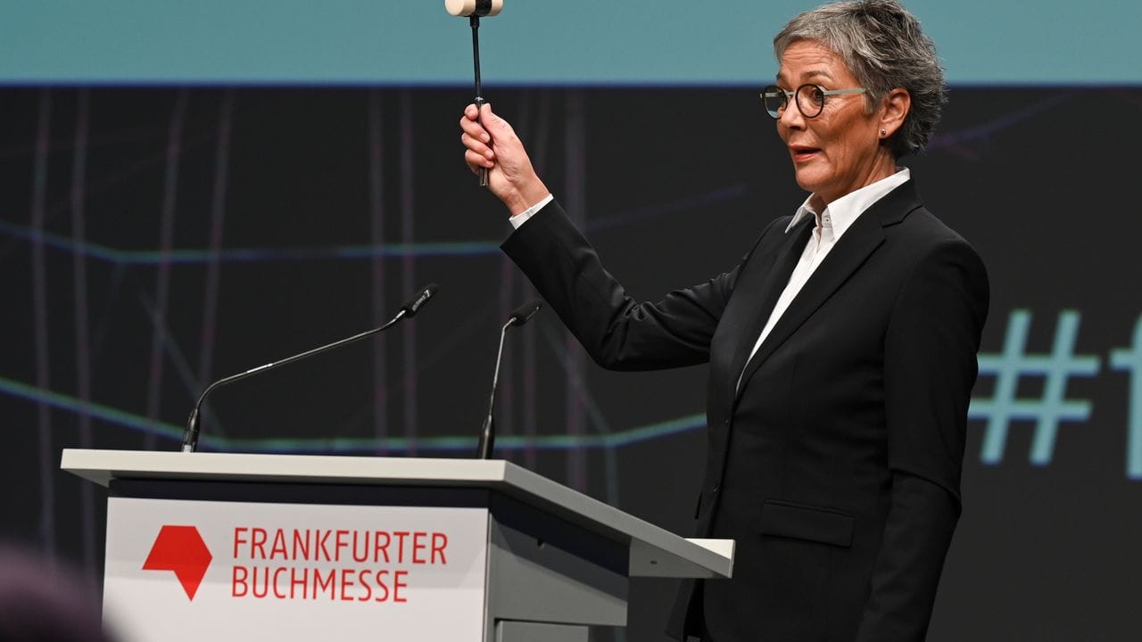 Mit einem Hammerschlag eröffnet Karin Schmidt-Friderichs, Vorsteherin des Börsenvereins des Deutschen Buchhandels, die Frankfurter Buchmesse.