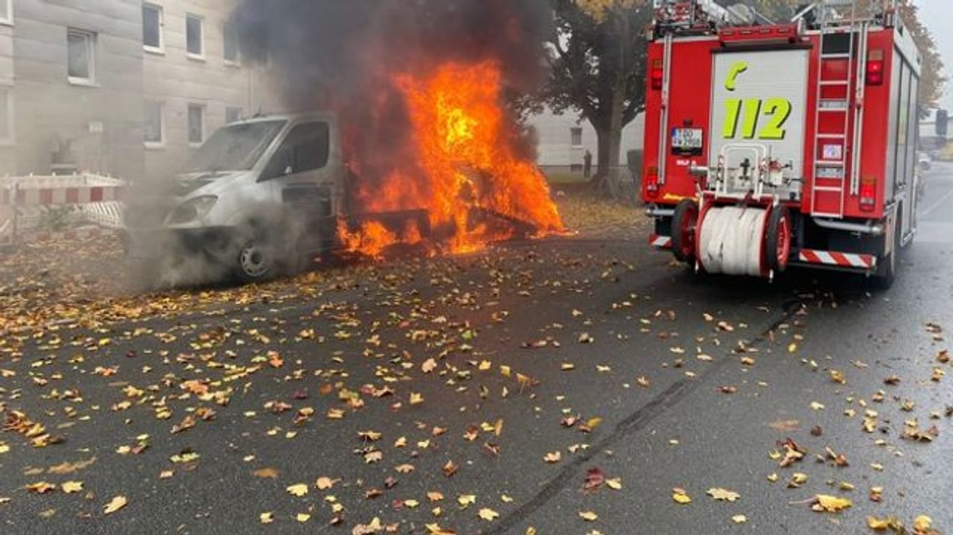 Ein Auto brennt auf der Ladefläche eines Transporters