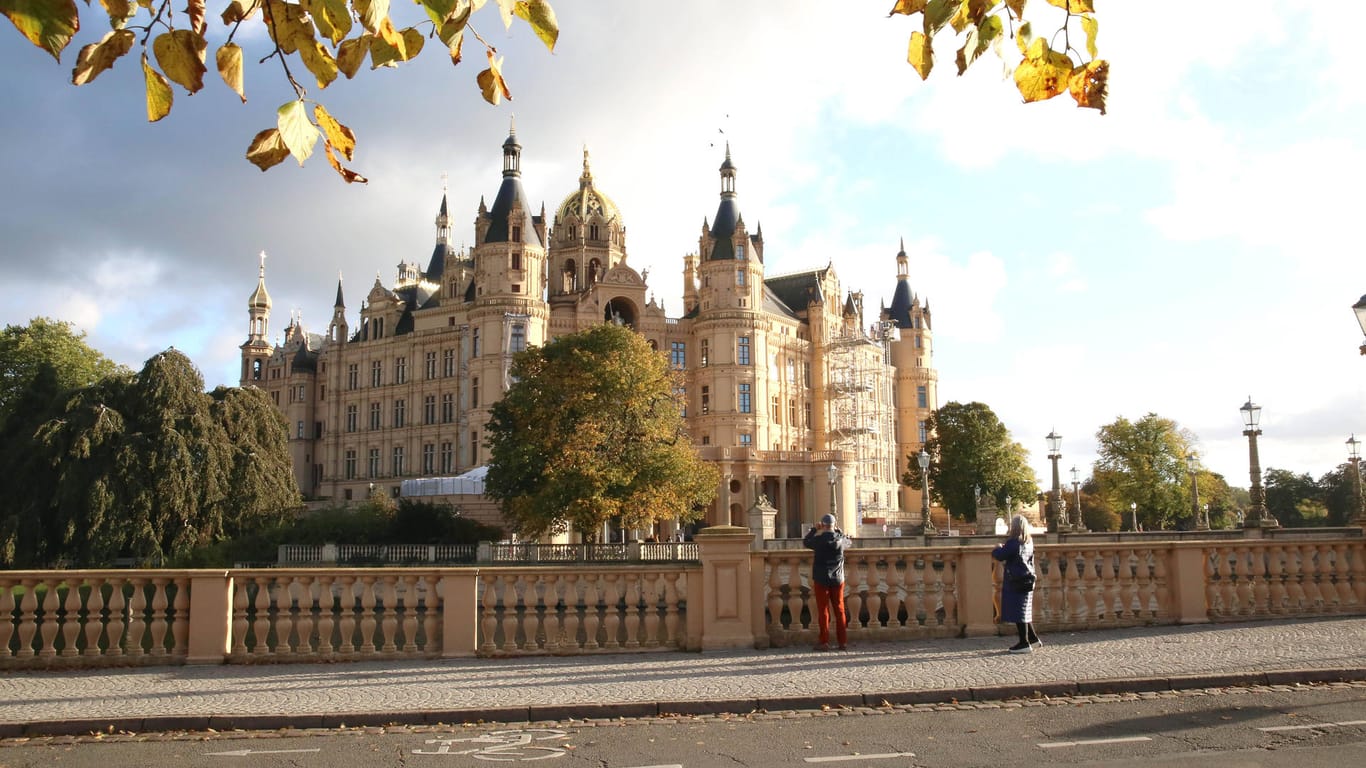 Das Schweriner Schloss: Im Plenarsaal des Landtags in Mecklenburg-Vorpommern soll es angeblich zu Sexpartys gekommen sein.
