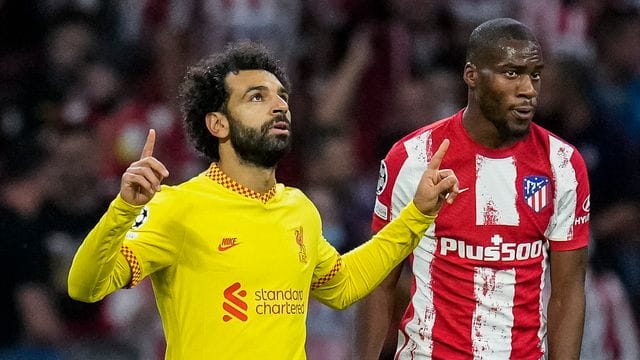 Mohamed Salah (l) sorgte für Liverpools Siegtreffer bei Atlético Madrid.