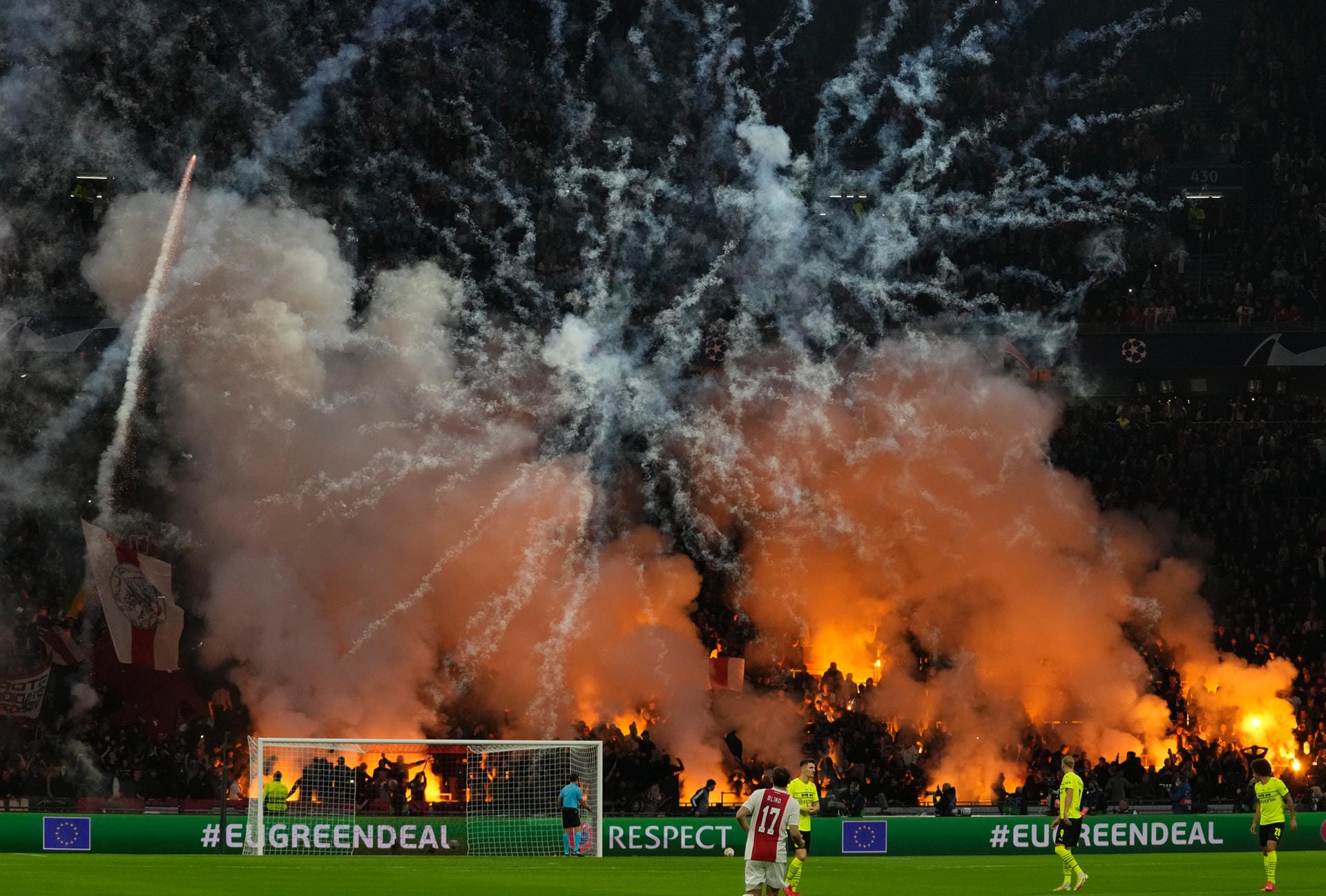 Unter der Blockfahne bereiteten die Fans einige Bengalos vor, die anschließend angezündet wurden.