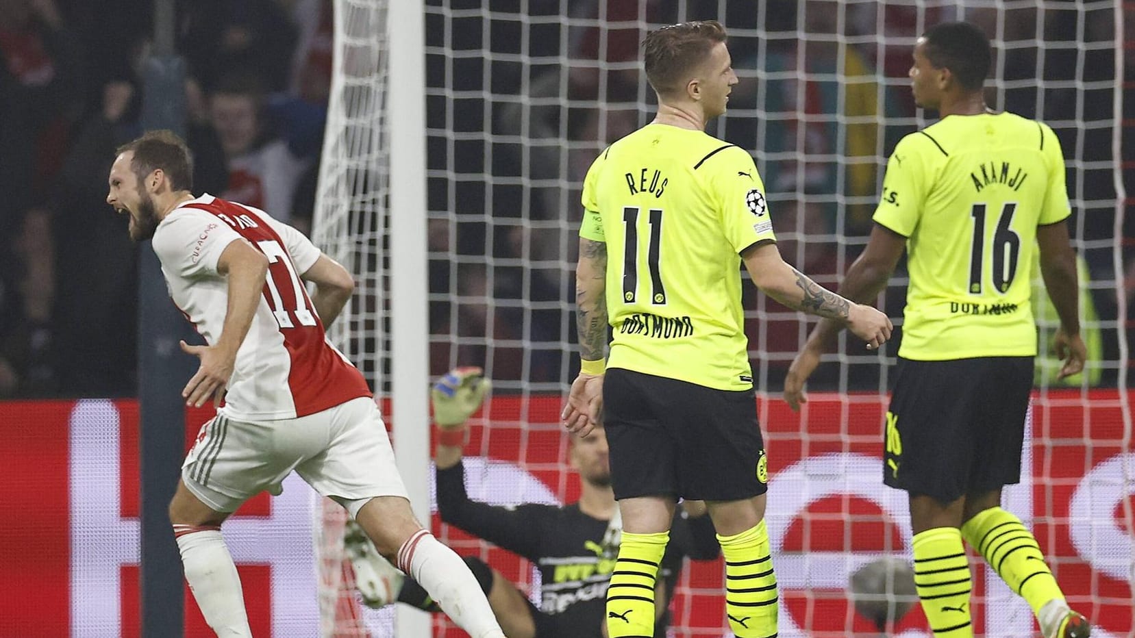 Daley Bling (l.) feiert das 2:0, Marco Reus und Co. sind enttäuscht: Der BVB hatte in Ajax praktisch keine Chance.