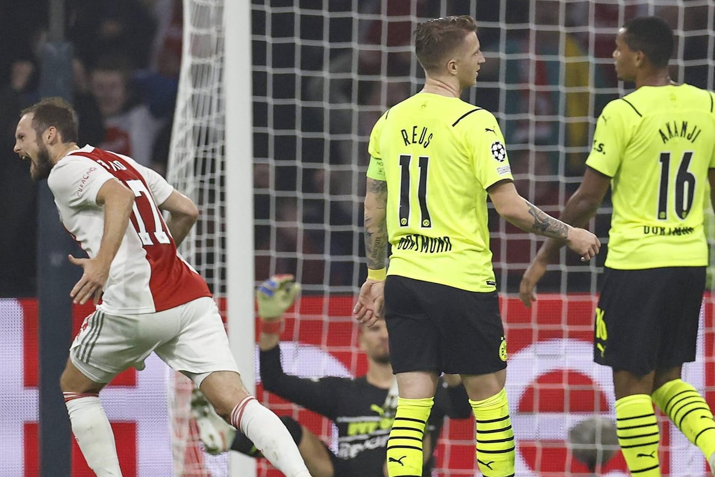 Daley Bling (l.) feiert das 2:0, Marco Reus und Co. sind enttäuscht: Der BVB hatte in Ajax praktisch keine Chance.