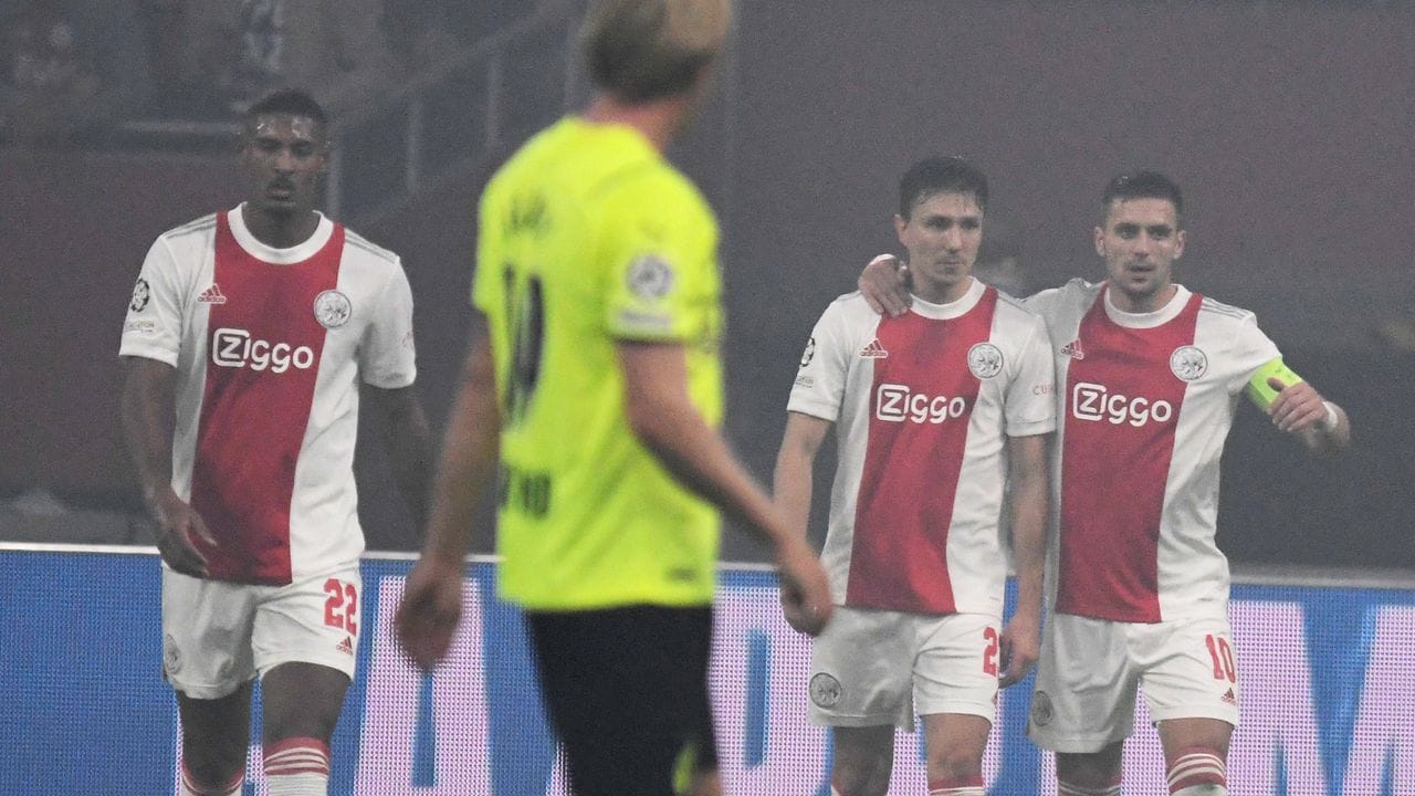 Bereits früh durften die Ajax-Spieler die Führung durch ein Reus-Eigentor bejubeln.