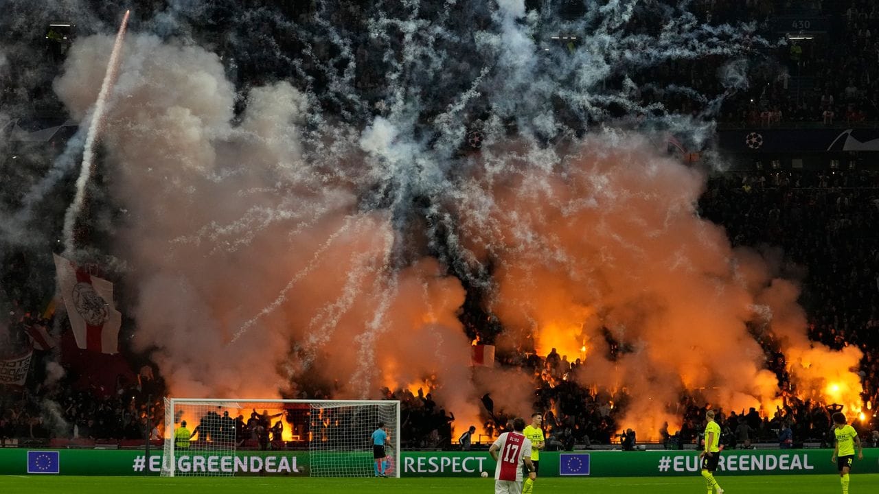 Feuer und Rauch: Ajax-Fans zünden Feuerwerk während des Spiels.