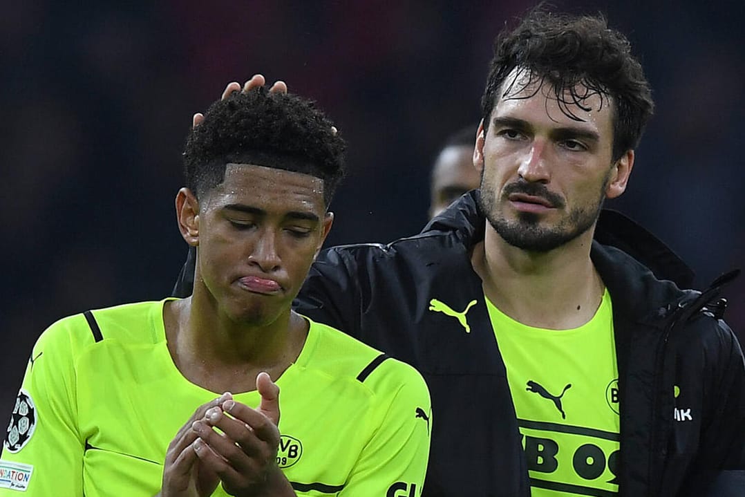 Jude Bellingham und Mats Hummels (r.): Der Abwehrchef tröstet den BVB-Spieler nach der Niederlage.