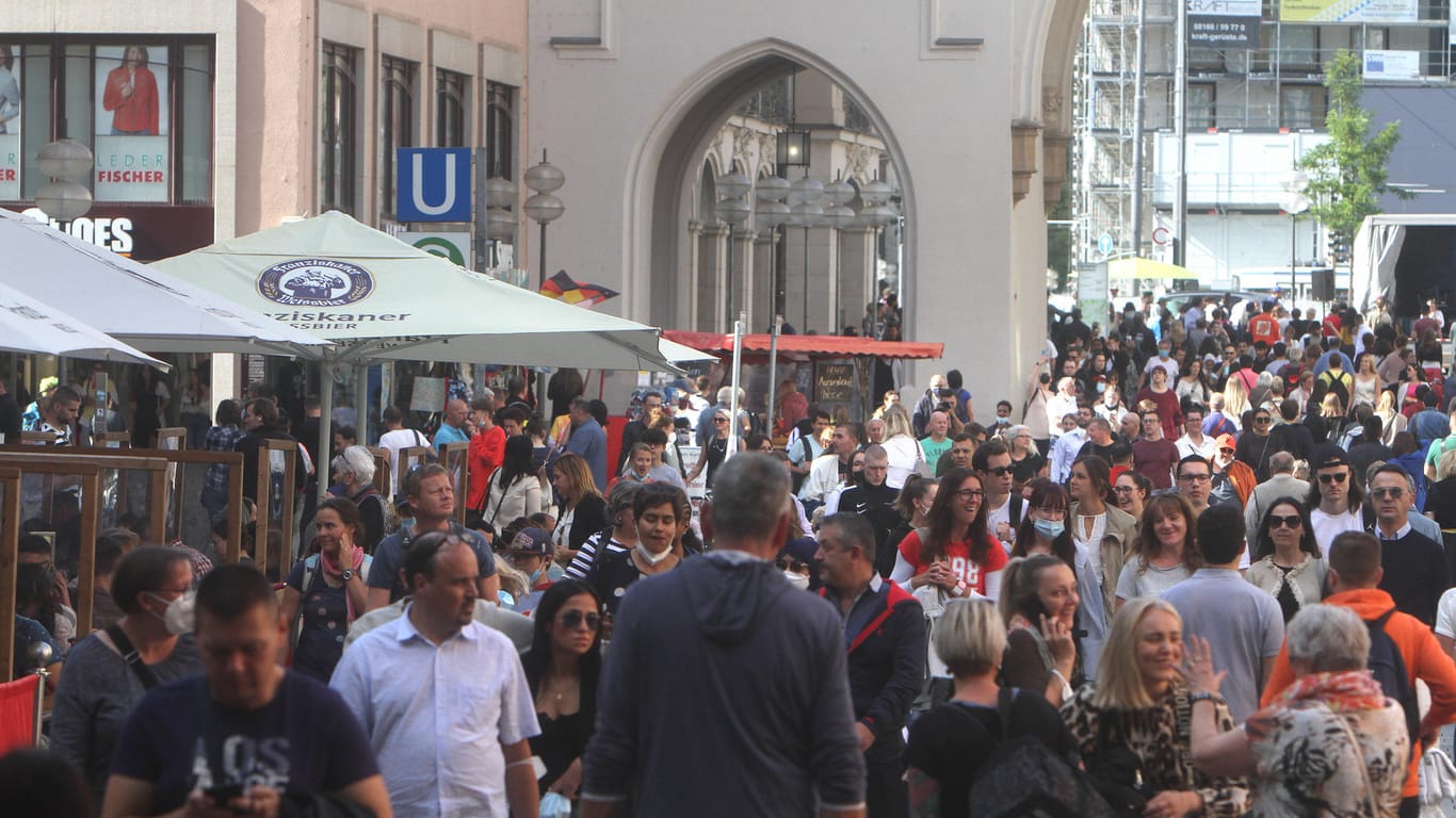 Die Fußgängerzone in der Innenstadt von München: Wie geht es im November bei den Corona-Regeln weiter?