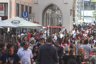 Die Fußgängerzone in der Innenstadt von München: Wie geht es im November bei den Corona-Regeln weiter?