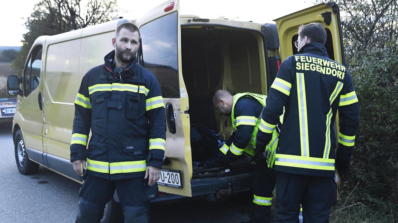 Einsatzkräfte stehen vor einem Kleinbus: In Österreich wurde zwei Menschen tot in dem Auto entdeckt.