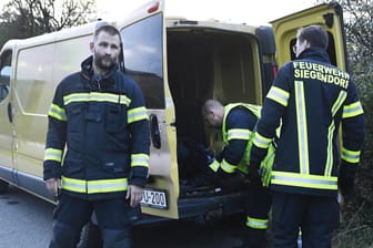 Einsatzkräfte stehen vor einem Kleinbus: In Österreich wurde zwei Menschen tot in dem Auto entdeckt.