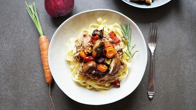 Ofengemüse aus Karotten, Rote Bete, Sellerie, Paprika und Zwiebeln bleibt so lange im Ofen, bis es schön weich ist, aber noch etwas bissfest.