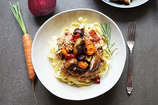 Ofengemüse aus Karotten, Rote Bete, Sellerie, Paprika und Zwiebeln bleibt so lange im Ofen, bis es schön weich ist, aber noch etwas bissfest.