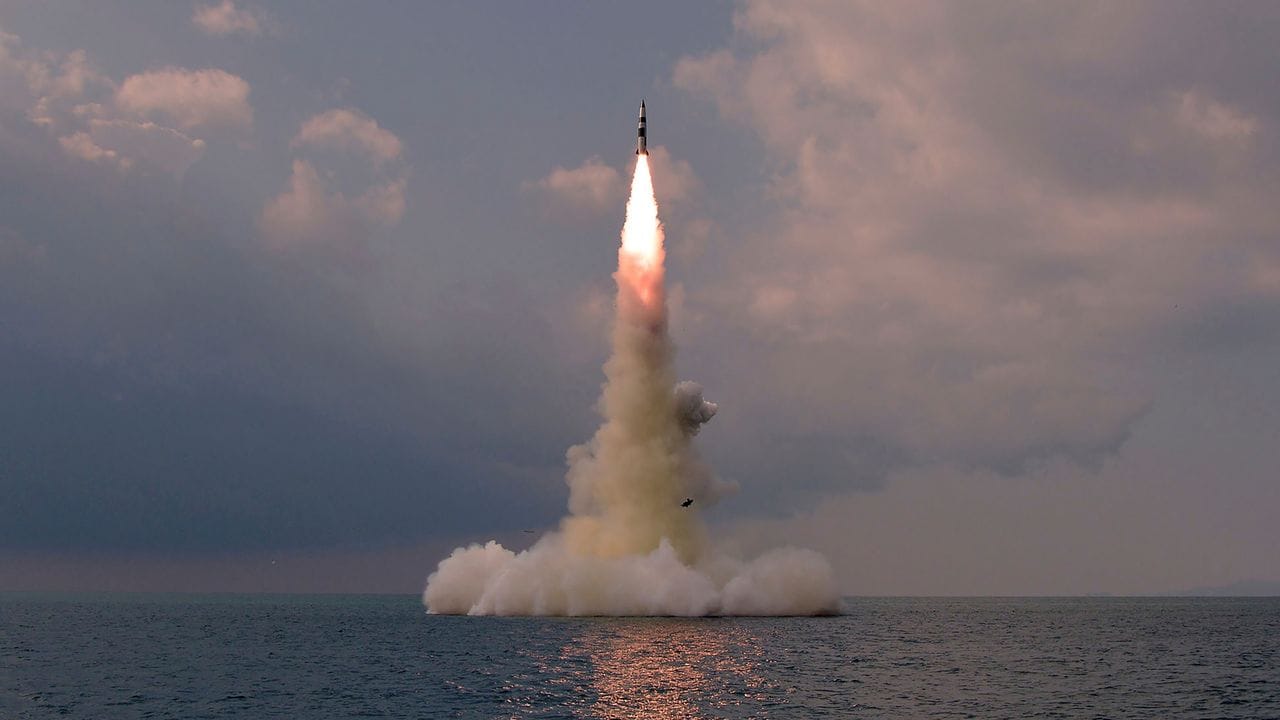 Dieses von der nordkoreanischen Regierung zur Verfügung gestellte Foto zeigt eine ballistische Rakete, die in Nordkorea von einem U-Boot aus gestartet wurde.