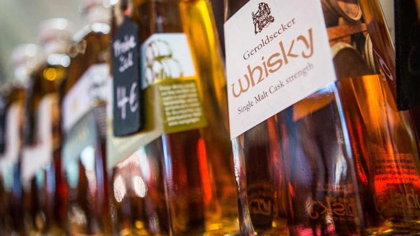 Whisky-Sorten: Wer sich Whisky nähert, sollte vor dem ersten Kauf in einem Fachgeschäft seine geschmacklichen Vorlieben erklären und sich beraten lassen.
