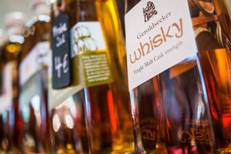 Whisky-Sorten: Wer sich Whisky nähert, sollte vor dem ersten Kauf in einem Fachgeschäft seine geschmacklichen Vorlieben erklären und sich beraten lassen.