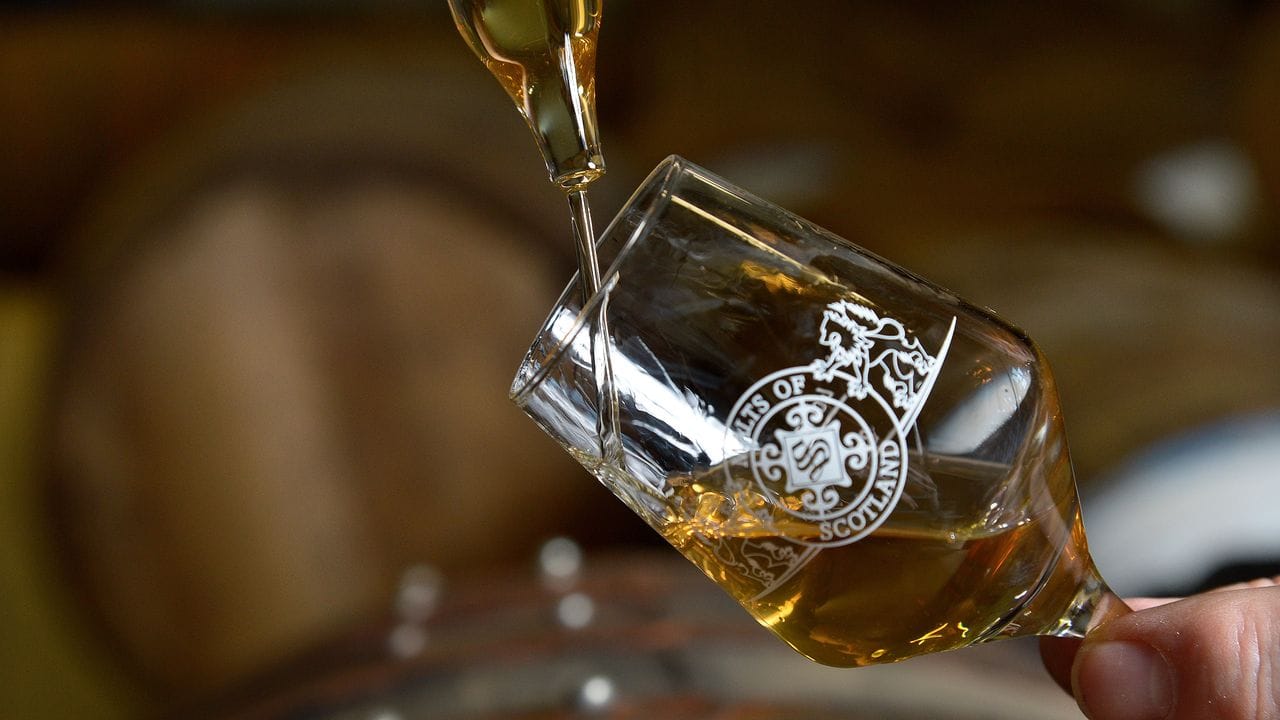 Zum Verkosten von Whisky sollte man ein sogenanntes Nosing-Glas wählen.