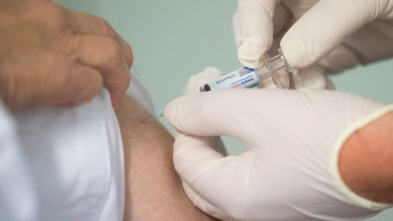 Ein Mann wird geimpft (Symbolbild): In Bayern fehlt es an einem Grippe-Impfstoff, der für über 60-Jährige besonders effektiv ist.