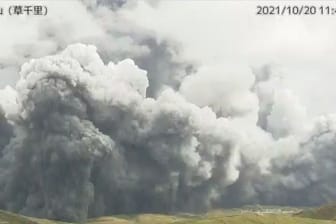 Eine Aschewolke über dem Vulkan Aso: Behörden in Japan warnten Anwohner zur Vorsicht.