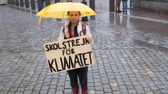 Die Klimaaktivistin Greta Thunberg steht mit einem Schild im Regen (Archivbild): Am Freitag soll es erneute Proteste für mehr Klimaschutz in Berlin geben. Die Klimaaktivistin Greta Thunberg steht mit einem Schild im Regen (Archivbild): Am Freitag soll es erneute Proteste für mehr Klimaschutz in Berlin geben.