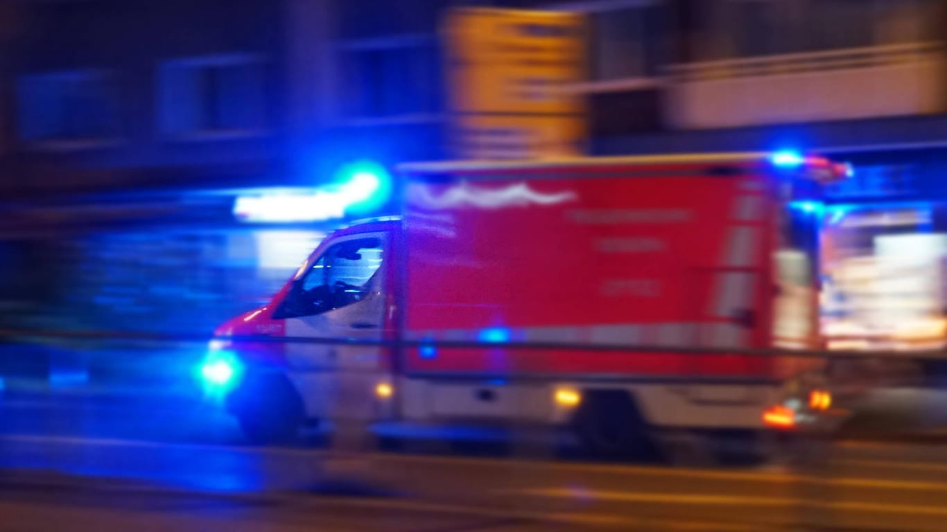 Rettungswagen in Essen (Symbolfoto): In der Nacht wurde eine junge Frau bei einem Unfall leicht verletzt.