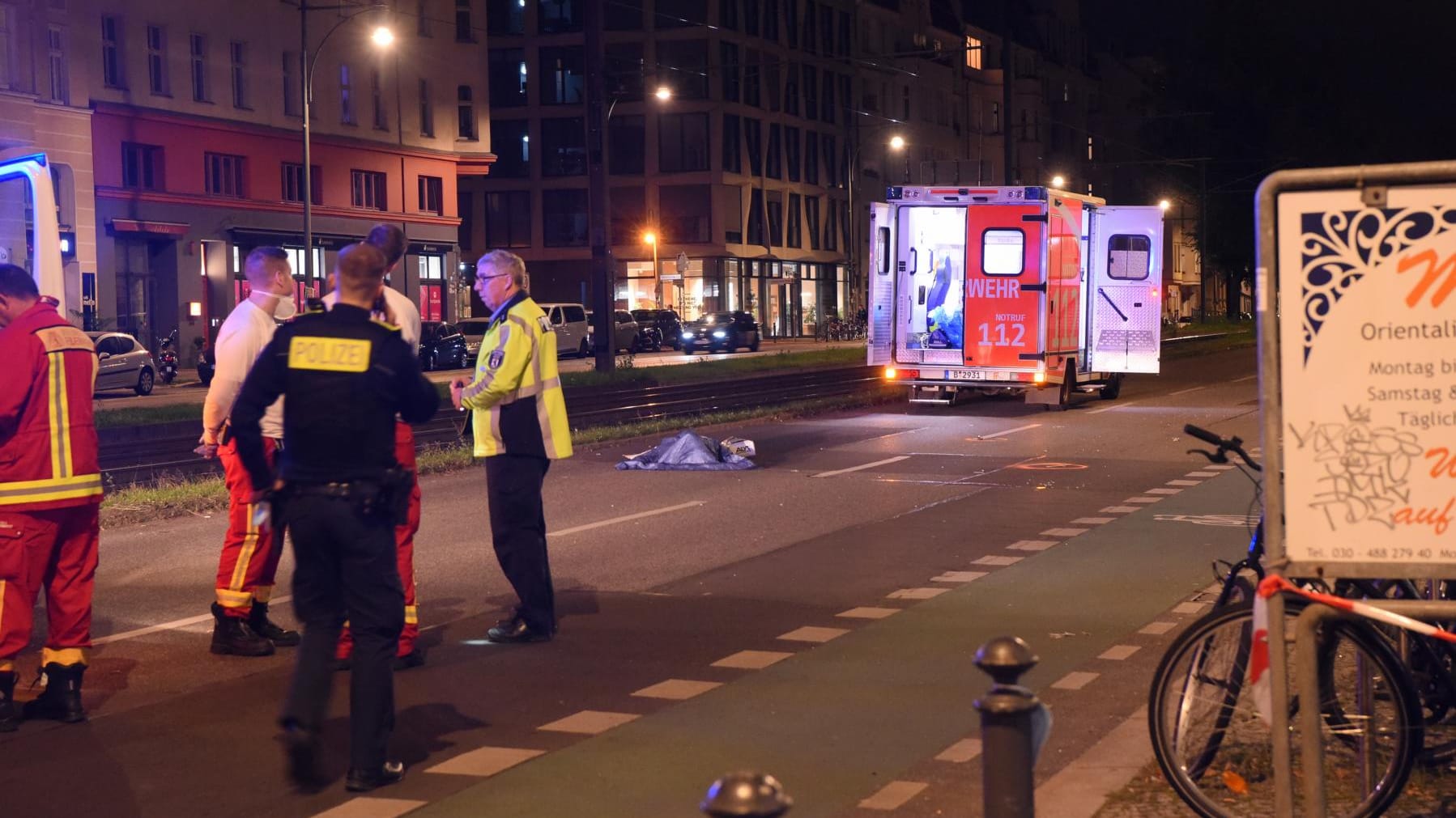 Die Unfallstelle: In Berlin ist ein Fußgänger von einem Motorrad erfasst worden und gestorben. Die Unfallstelle: In Berlin ist ein Fußgänger von einem Motorrad erfasst worden und gestorben.
