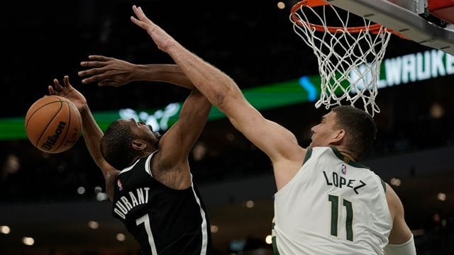 Brook Lopez (r) von den Milwaukee Bucks blockt Kevin Durant von den Brooklyn Nets.