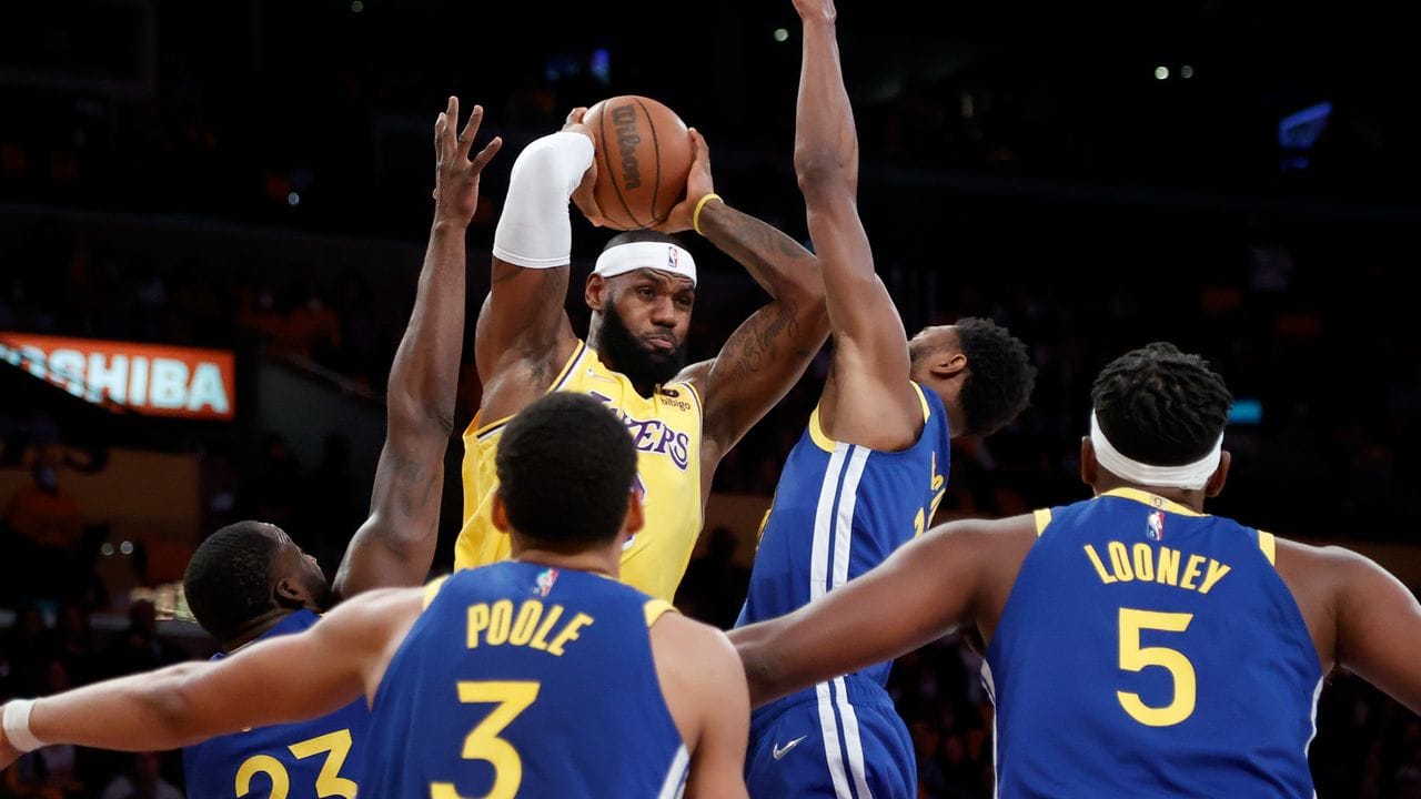 Los Angeles Lakers-Forward LeBron James (oben,l) versucht gegen die Golden State Warriors zu passen.
