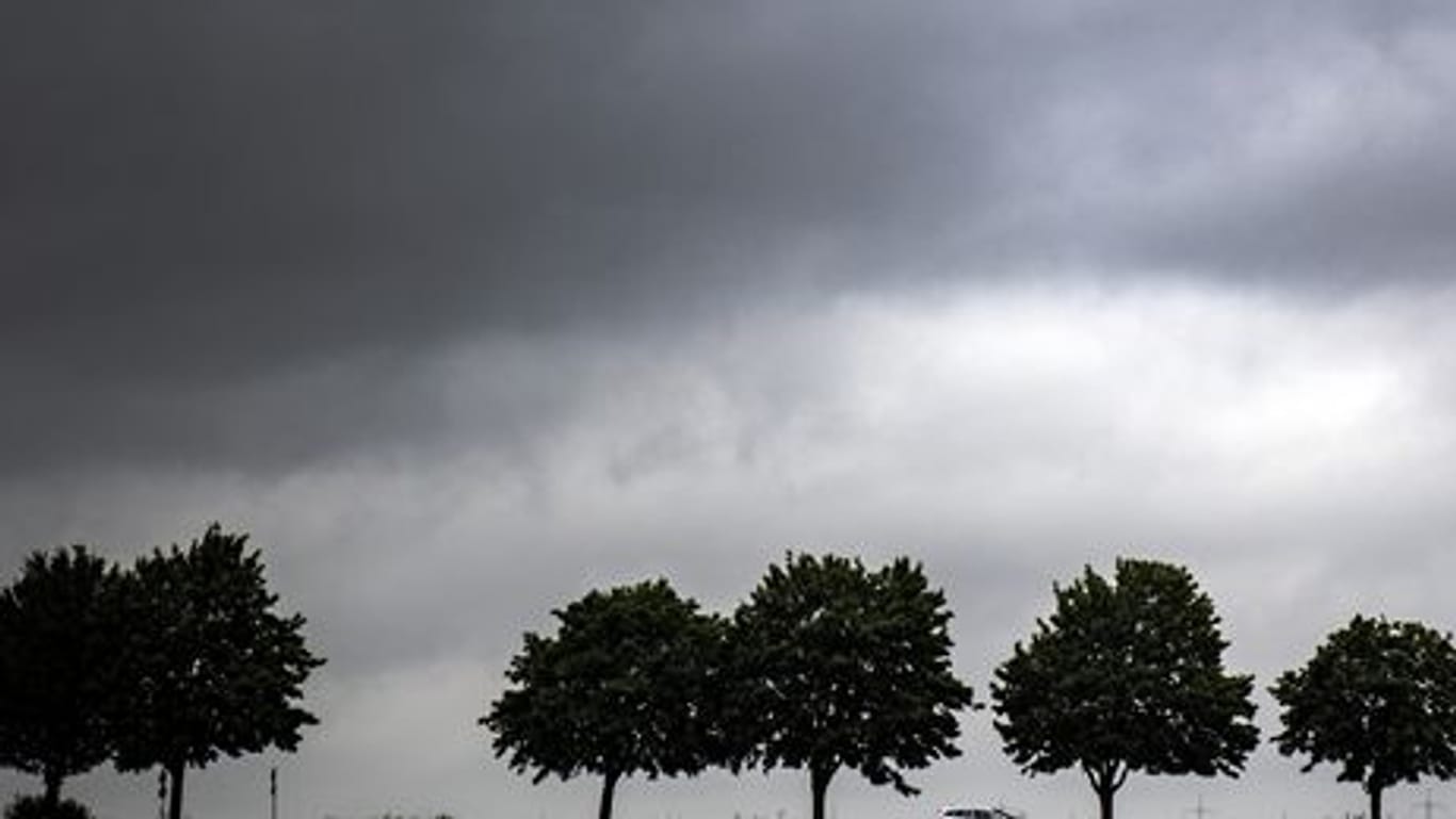 Sturmwolken über Berlin (Symbolfoto): In den nächsten Tagen droht der Hauptstadt ein Unwetter.