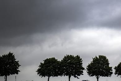 Sturmwolken über Berlin (Symbolfoto): In den nächsten Tagen droht der Hauptstadt ein Unwetter.