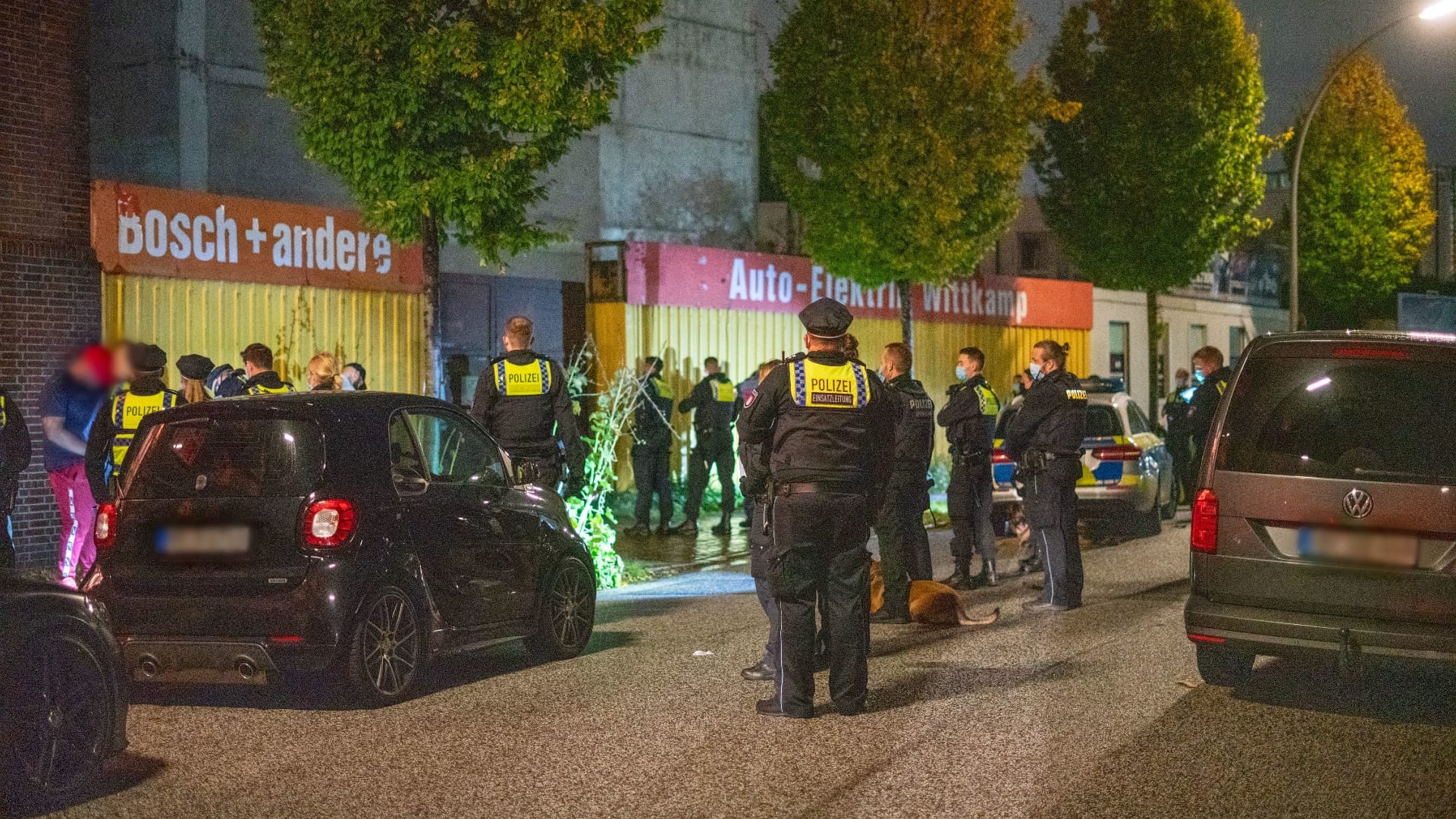 Die Polizei war mit einem Großaufgebot vor Ort: Die Schläger gingen auch mit Baseballschlägern aufeinander los.