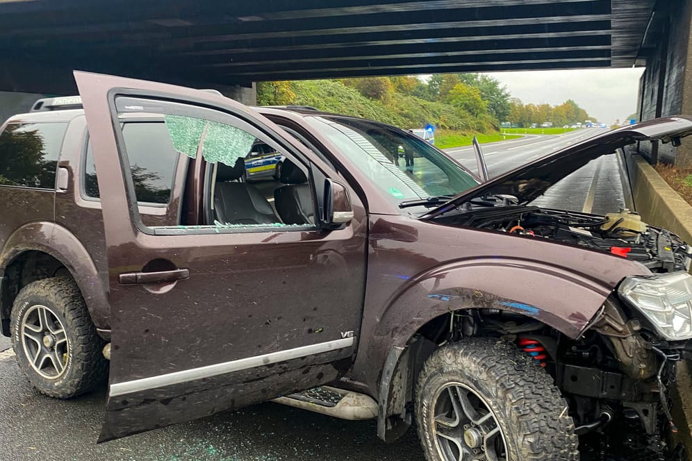 Der Nissan steht demoliert an einer Leitplanke: Der Fahrer war am Dienstag vor einer Polizeikontrolle quer durch das Ruhrgebiet geflüchtet.