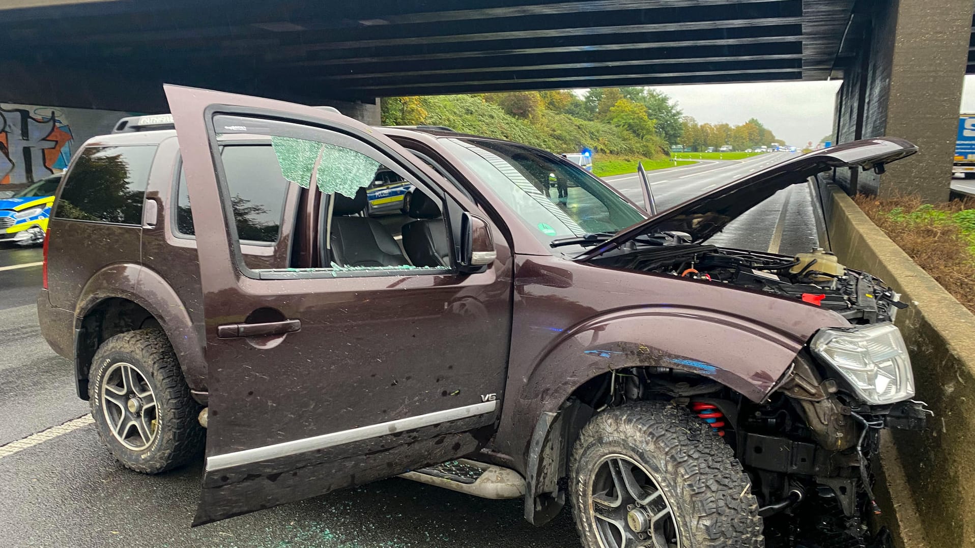 Der Nissan steht demoliert an einer Leitplanke: Der Fahrer war am Dienstag vor einer Polizeikontrolle quer durch das Ruhrgebiet geflüchtet. Der Nissan steht demoliert an einer Leitplanke: Der Fahrer war am Dienstag vor einer Polizeikontrolle quer durch das Ruhrgebiet geflüchtet.