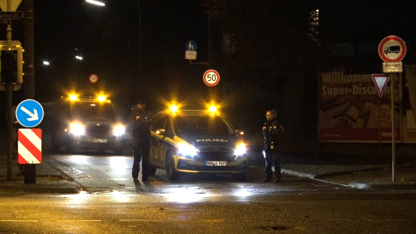 Die Polizei im Einsatz: Auf einem Friedhof in Dortmund wurde eine verletzte Frau gefunden.