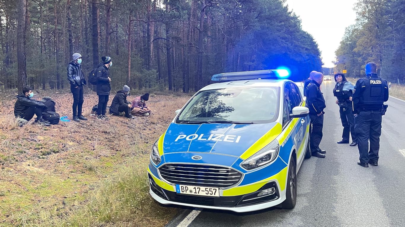 Bundespolizisten greifen an der polnischen Grenze Migranten auf: Über die Belarus-Route kommen derzeit wieder mehr Flüchtlinge, auch nach Deutschland.