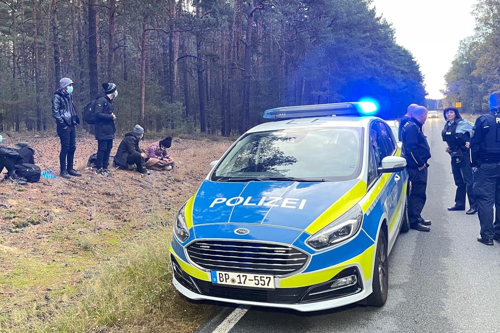 Bundespolizisten greifen an der polnischen Grenze Migranten auf: Über die Belarus-Route kommen derzeit wieder mehr Flüchtlinge, auch nach Deutschland.