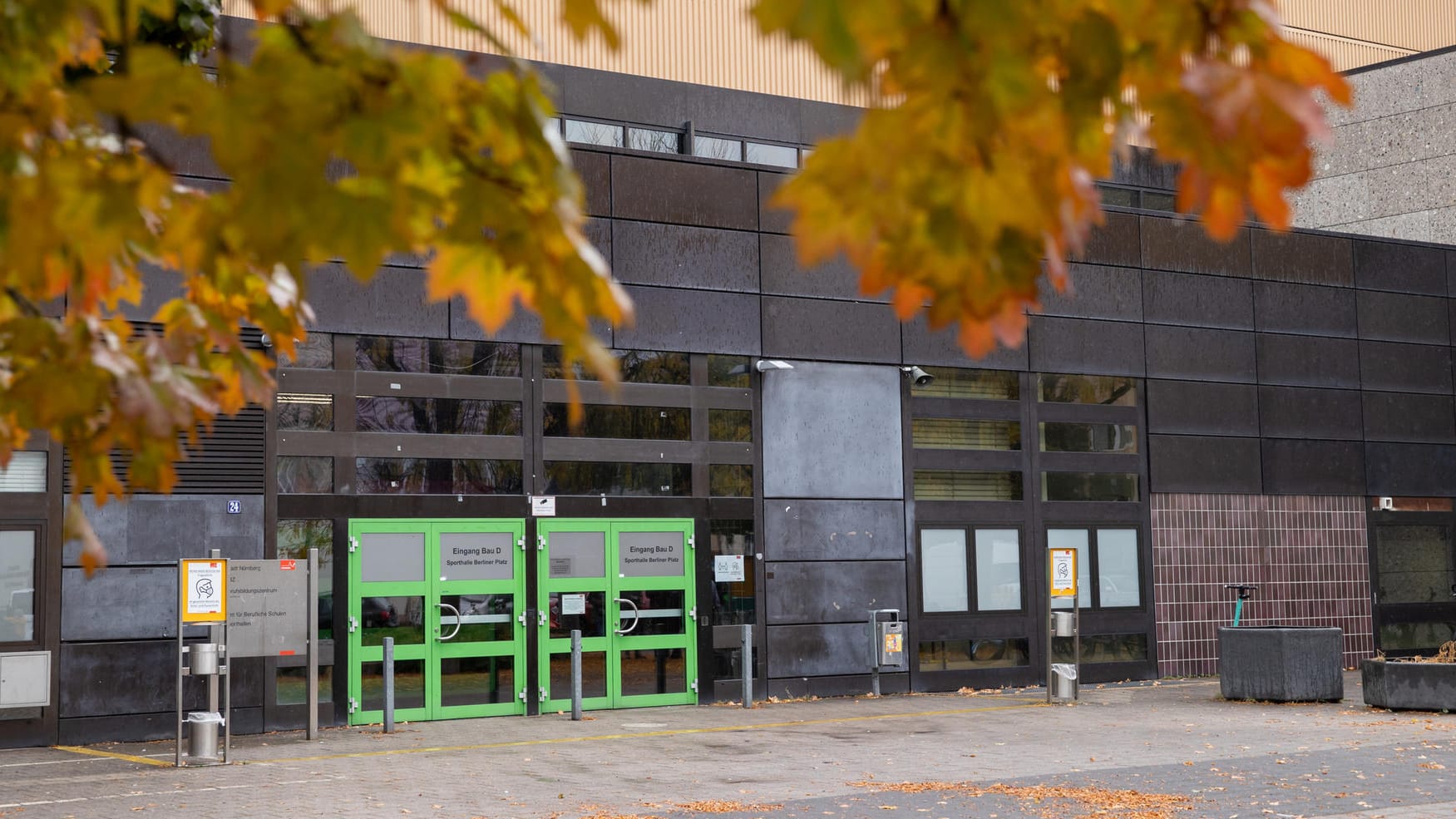 Außenansicht eines beruflichen Bildungszentrums in Nürnberg: Hier sorgte ein Ex-Schüler am Dienstag für einen großen Polizeieinsatz.