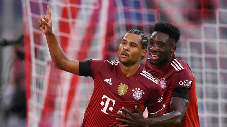 Serge Gnabry (l.) und Alphonso Davies: Die beiden Bayern-Stars feiern gemeinsam ein Tor.