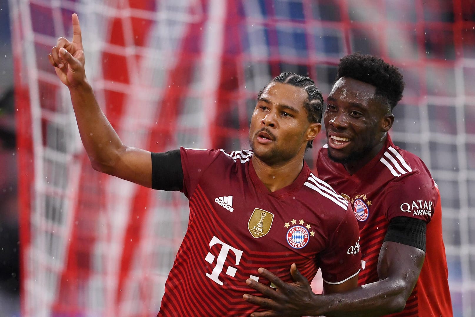 Serge Gnabry (l.) und Alphonso Davies: Die beiden Bayern-Stars feiern gemeinsam ein Tor.