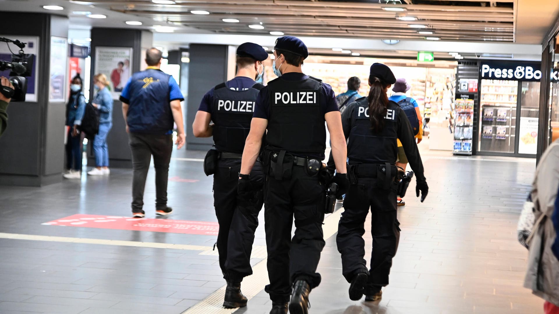 Polizisten kontrollieren die Maskenpflicht am Essener Hauptbahnhof (Archivbild): Ein mutmaßlicher Reichsbürger hat Beamte angepöbelt. Polizisten kontrollieren die Maskenpflicht am Essener Hauptbahnhof (Archivbild): Ein mutmaßlicher Reichsbürger hat Beamte angepöbelt.