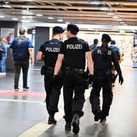 Polizisten kontrollieren die Maskenpflicht am Essener Hauptbahnhof (Archivbild): Ein mutmaßlicher Reichsbürger hat Beamte angepöbelt.