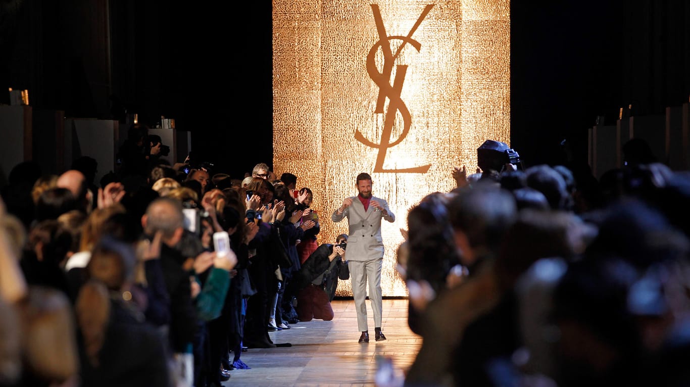 Laufsteg bei einer Yves-Saint-Laurent-Show: Die Luxusmarke überstieg die Erwartungen der Analysten im dritten Quartal und trug so zum satten Umsatzplatz des Luxuskonzerns Kering bei, zudem die Marke gehört.